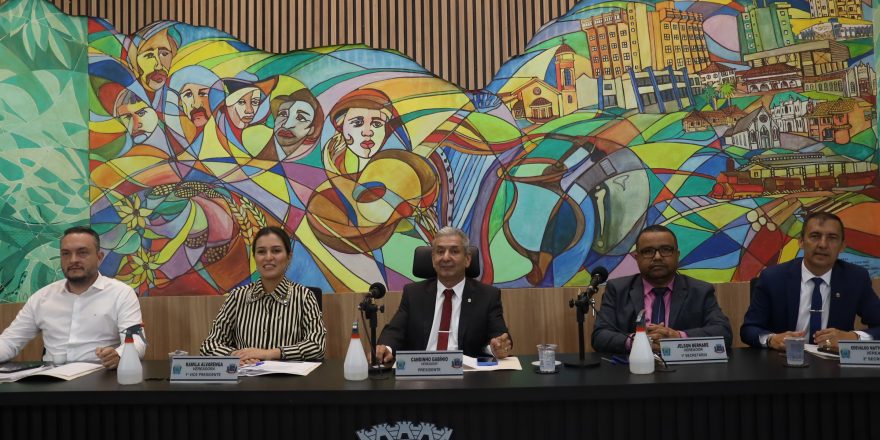 Vereadores aprovam LDO, limpam pauta de projetos e autorizam licença do Prefeito